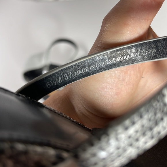 Black and white Vince Camuto block heel sandals - Picture 6 of 6